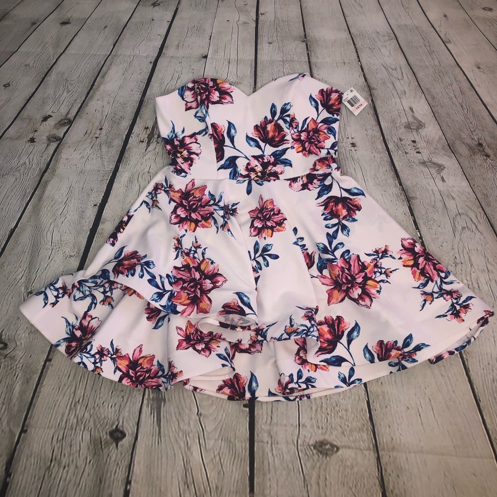 Floral Patterned Strapless Dress - Picture 3 of 7